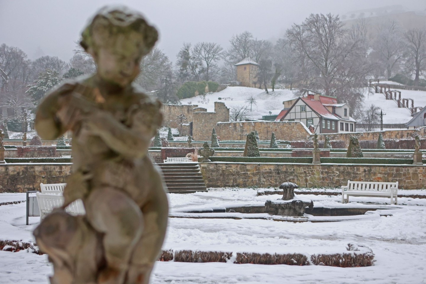 Schneebedeckt ist der Barockgarten des kleinen Schlosses in Blankenburg (Sachsen-Anhalt).