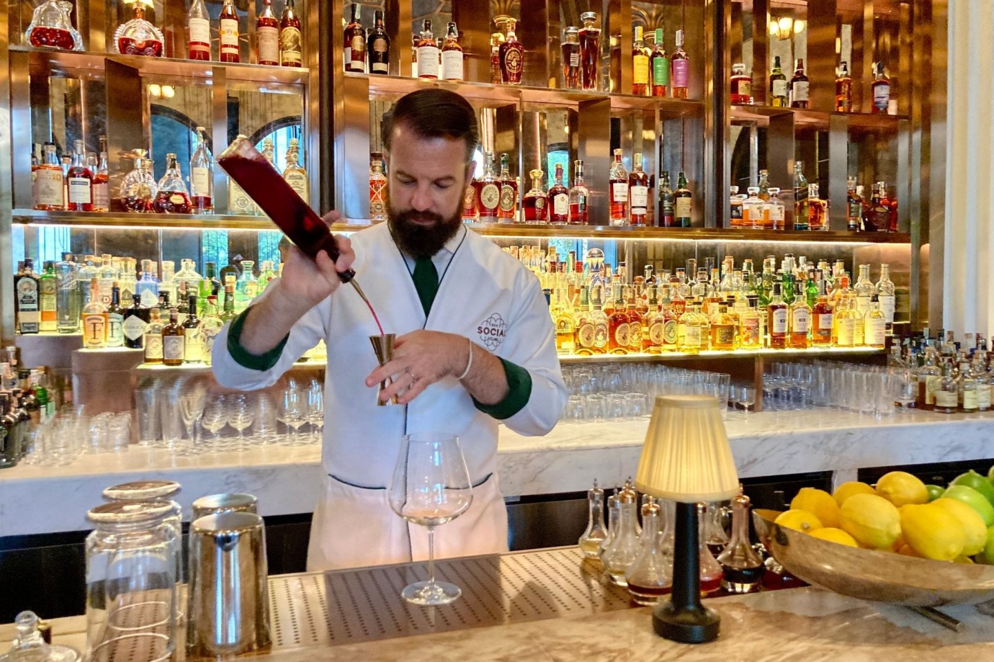 Der Berliner Philip Bischoff mixt im BKK Social Club in Bangkok einen «Milongas», eine argentinisch angehauchte Cocktailkreation.