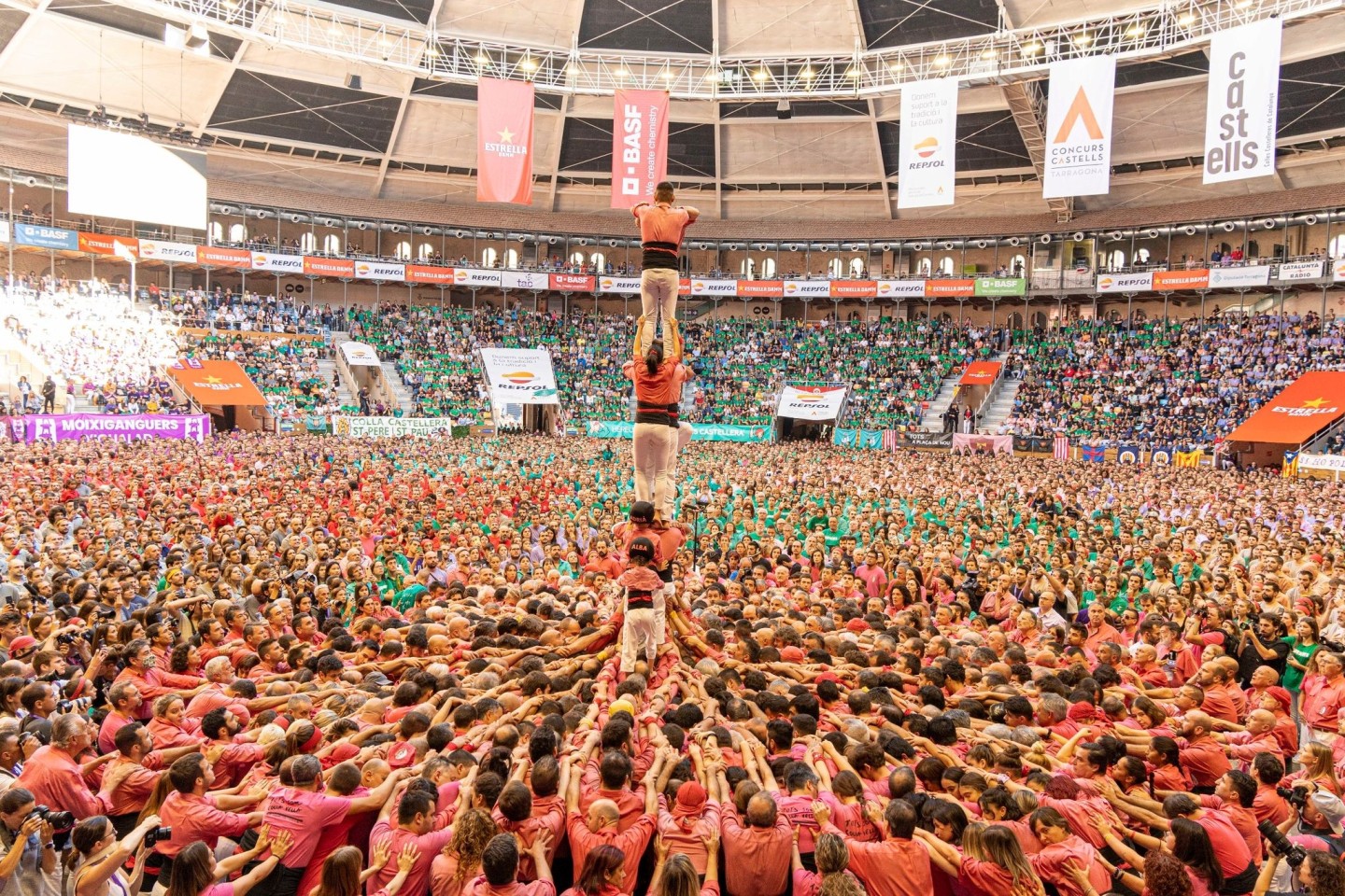 Teilnehmerinnen und Teilnehmer nehmen am zweiten Tag des Wettbewerbs der «Castells» (Menschenpyramiden) in Katalonien teil.
