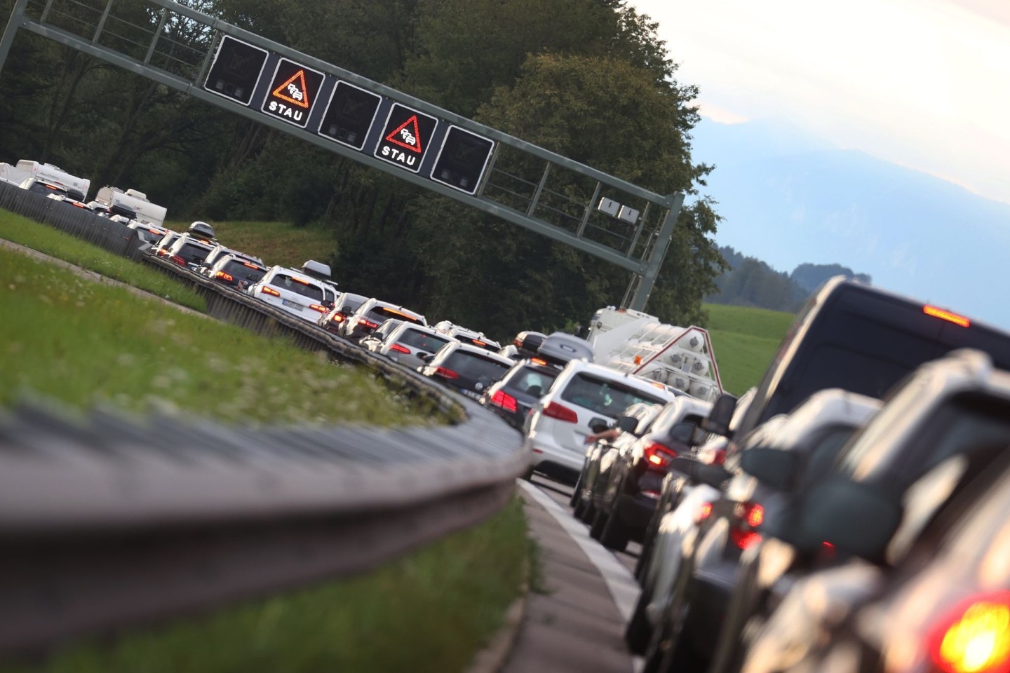 Der ADAC erwartet trotz teurer Spritpreise viel Verkehr über Ostern auf Deutschlands Straßen.
