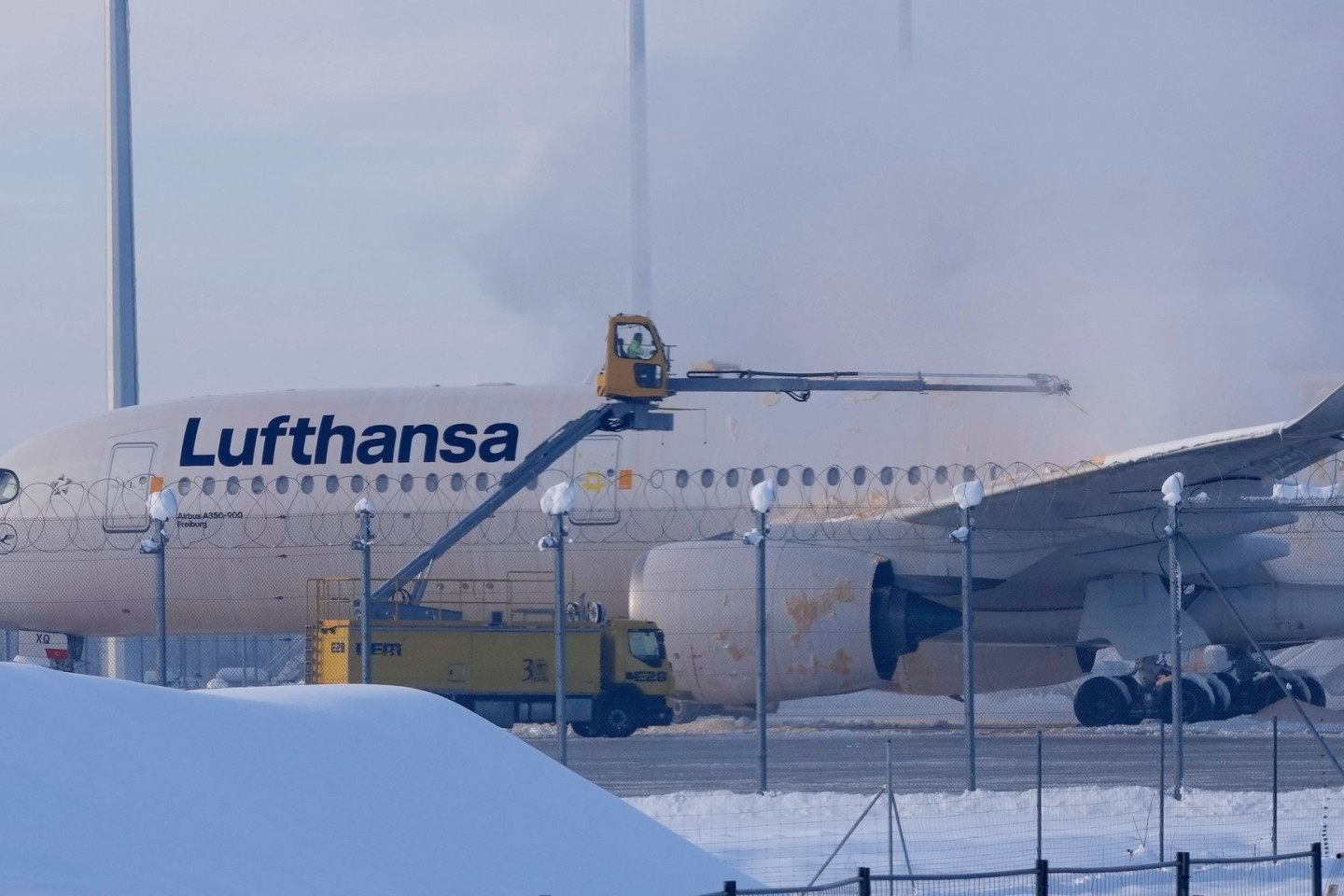 Ein Flugzeug der Lufthansa wird auf dem Flughafen München enteist.