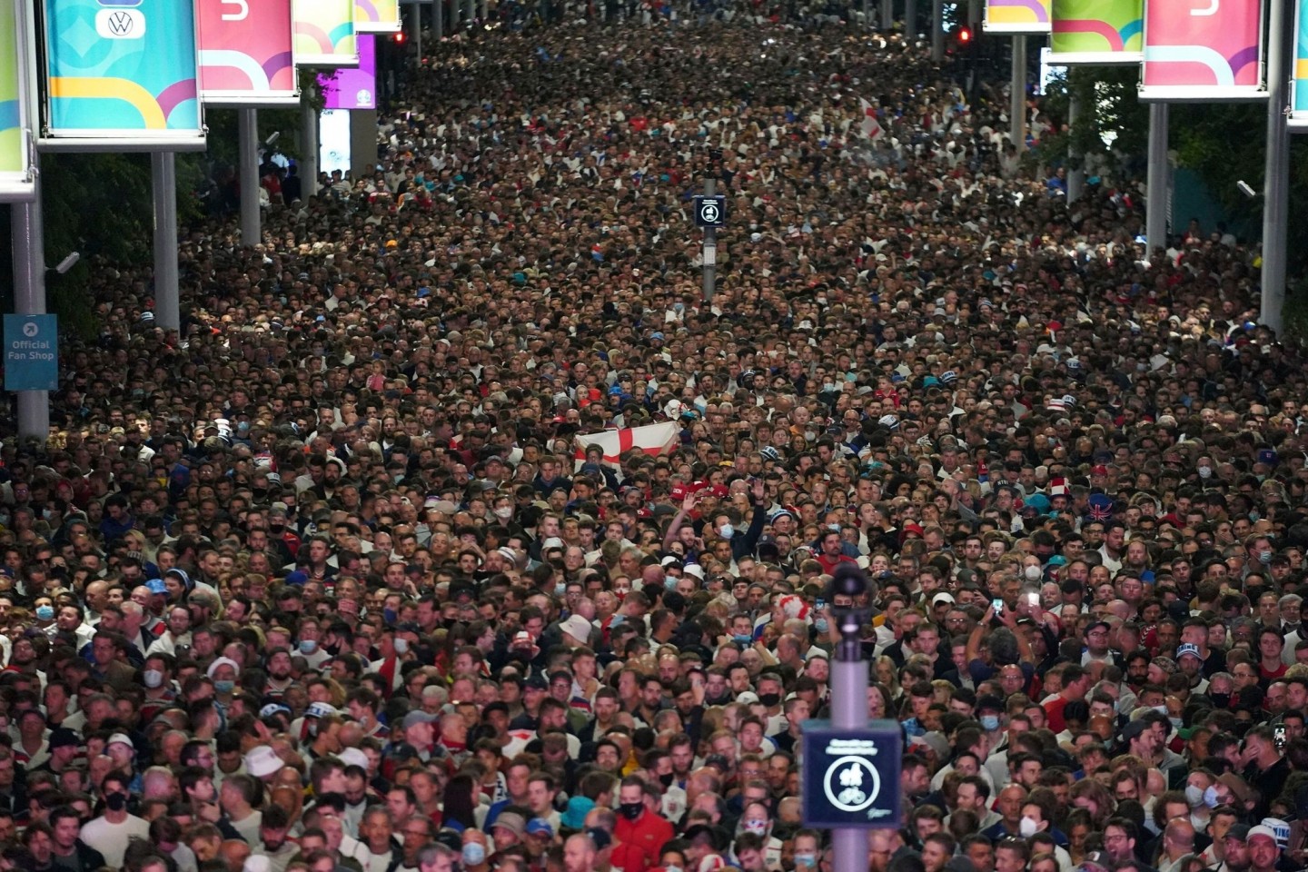 Fans feiern vor dem Wembley-Stadion, nachdem sich England für das Finale der Fußball-EM qualifiziert hat.
