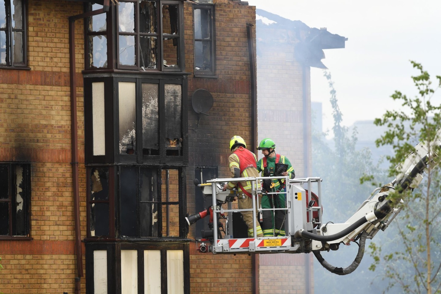 Feuerwehrleute im Einsatz nach einer Gasexplosion in einem Mehrfamilienhaus im britischen Bedford.