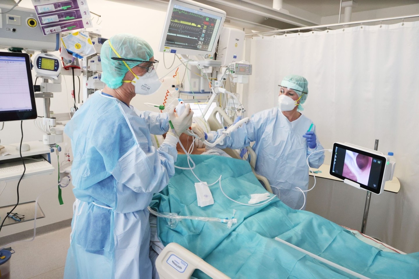 Ärzte und Pfleger betreuen einen Patienten auf der Covid-19-Intensivstation im SRH Waldklinikum in Gera.