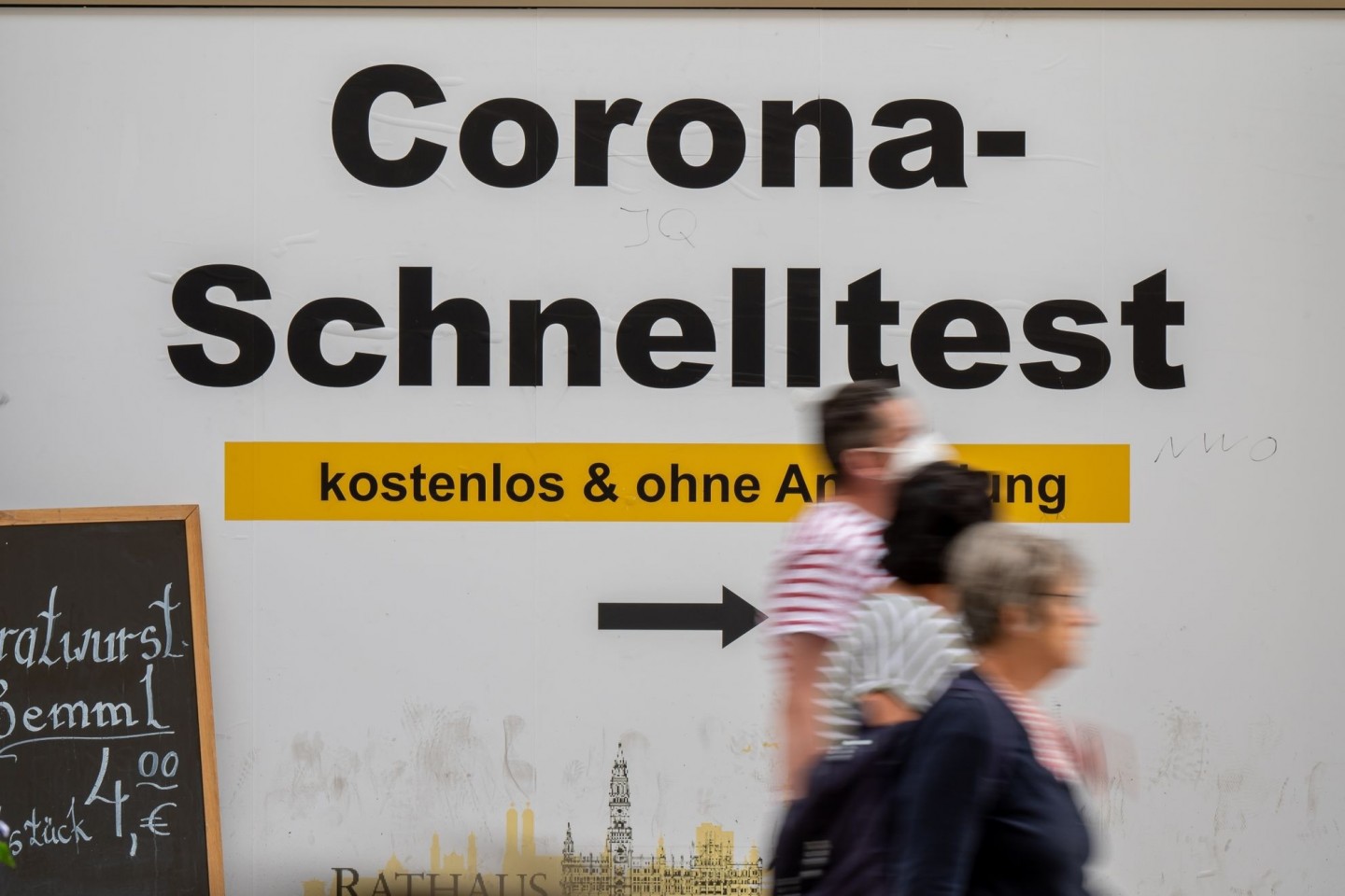 Ein Schild weist am Münchner Rathaus den Weg zu einem Testcenter.