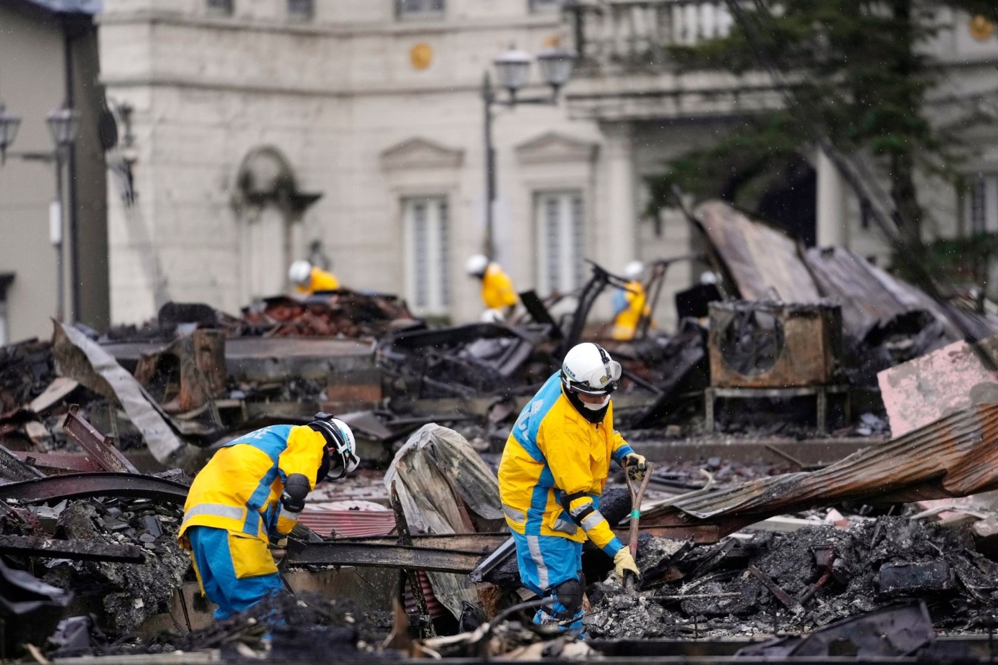 Polizeibeamte suchen nordwestlich von Tokio nach Opfern eines durch das Erdbeben verursachten Brandes.