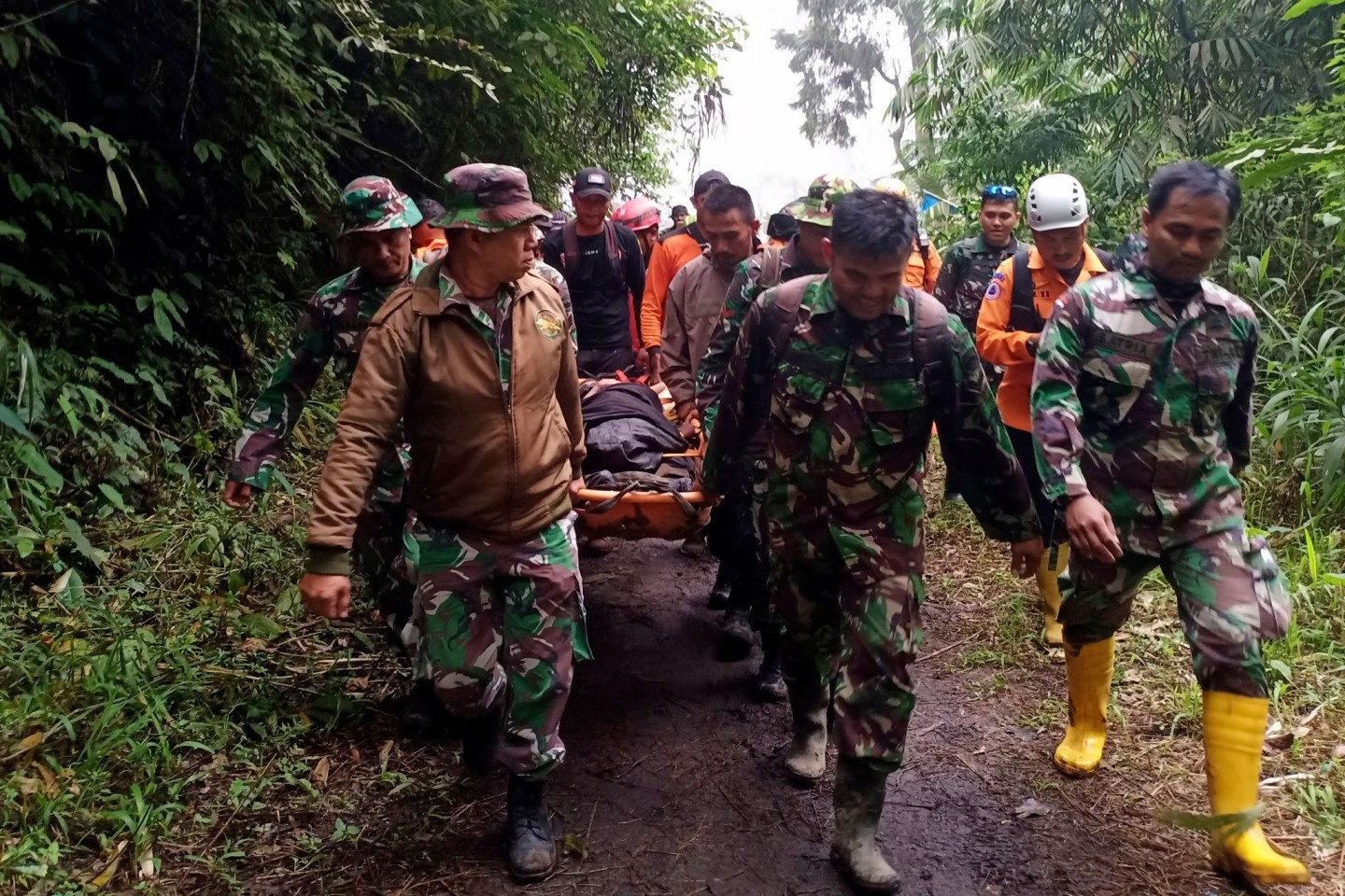 Rettungskräfte tragen einen verletzten Bergsteiger in der Nähe des Vulkans Marapi auf der indonesischen Insel Sumatra.