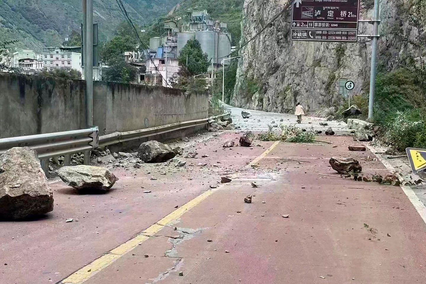 Heruntergefallene Felsen auf einer Straße in der Nähe der Stadt Lengqi in der Provinz Sichuan.