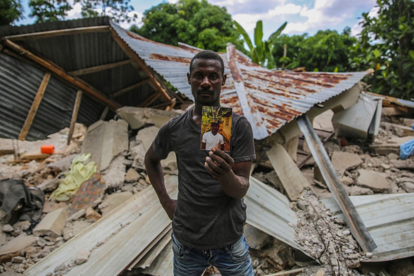 Ein Haitianer mit einem Foto seines bei dem Erdbeben ums Leben gekommenen Bruders.