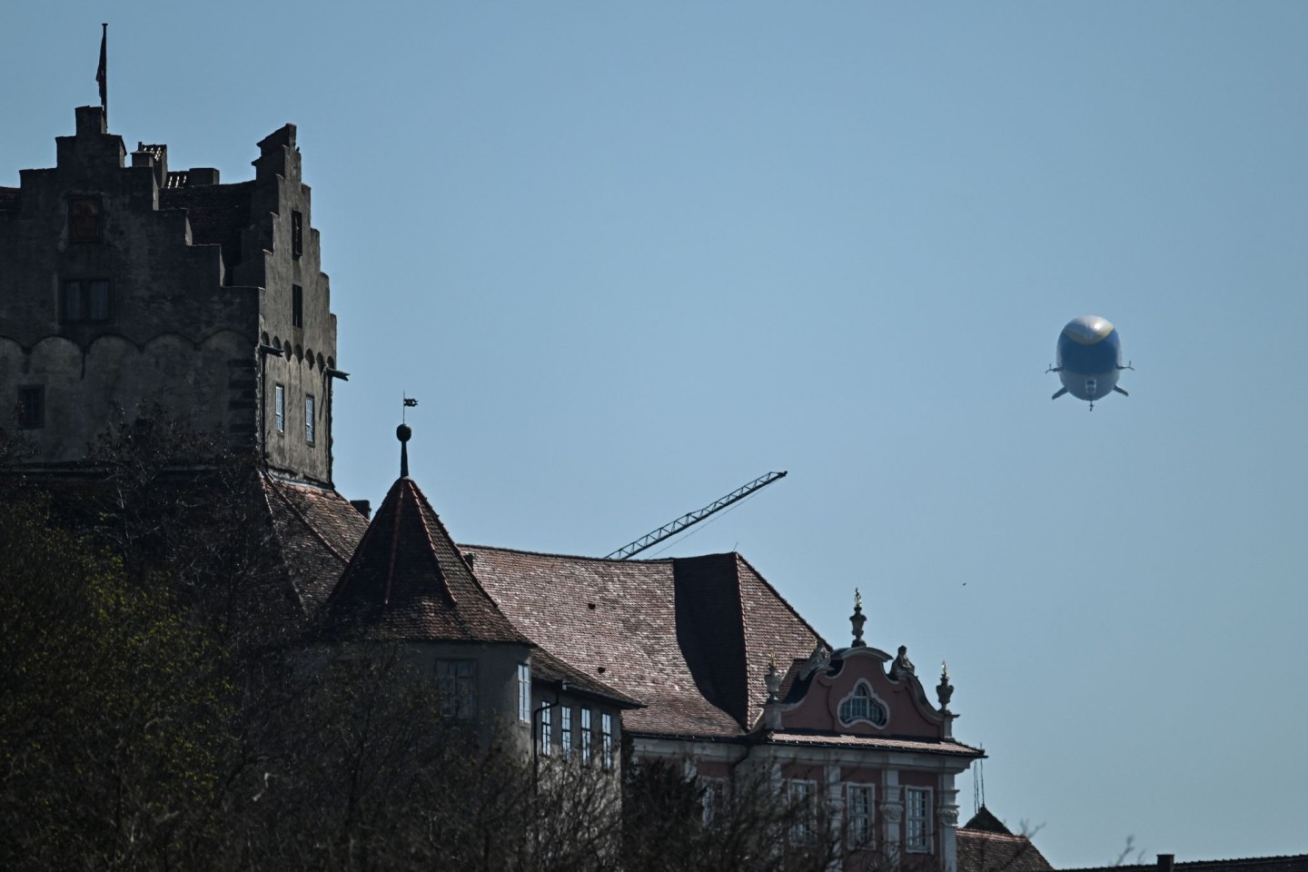 Der Zeppelin NT (Neue Technologie) fliegt an der Burg Meersburg am Bodensee entlang.