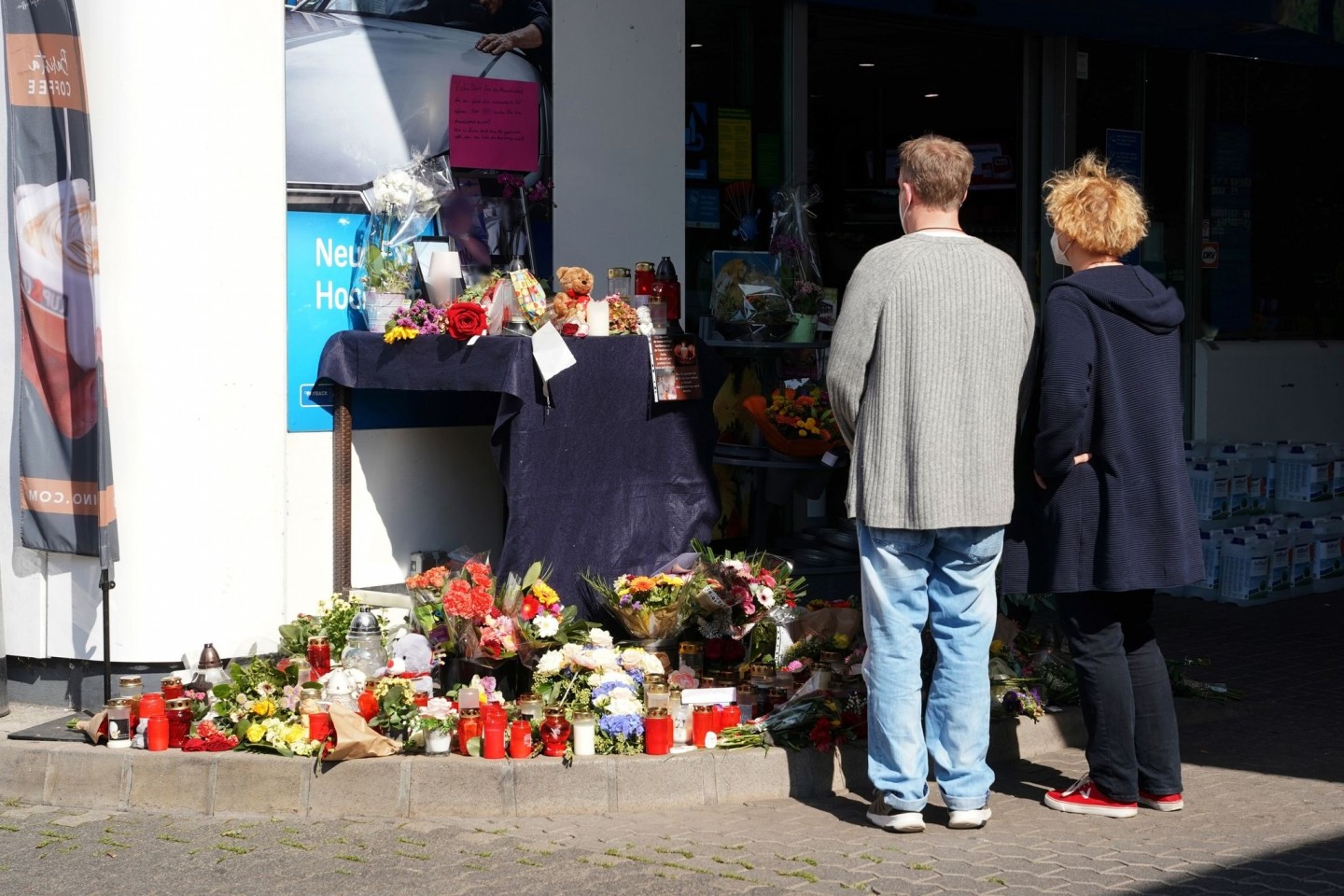 Blumen, Kerzen und Botschaften an das Opfer an der Tankstelle in Idar-Oberstein.