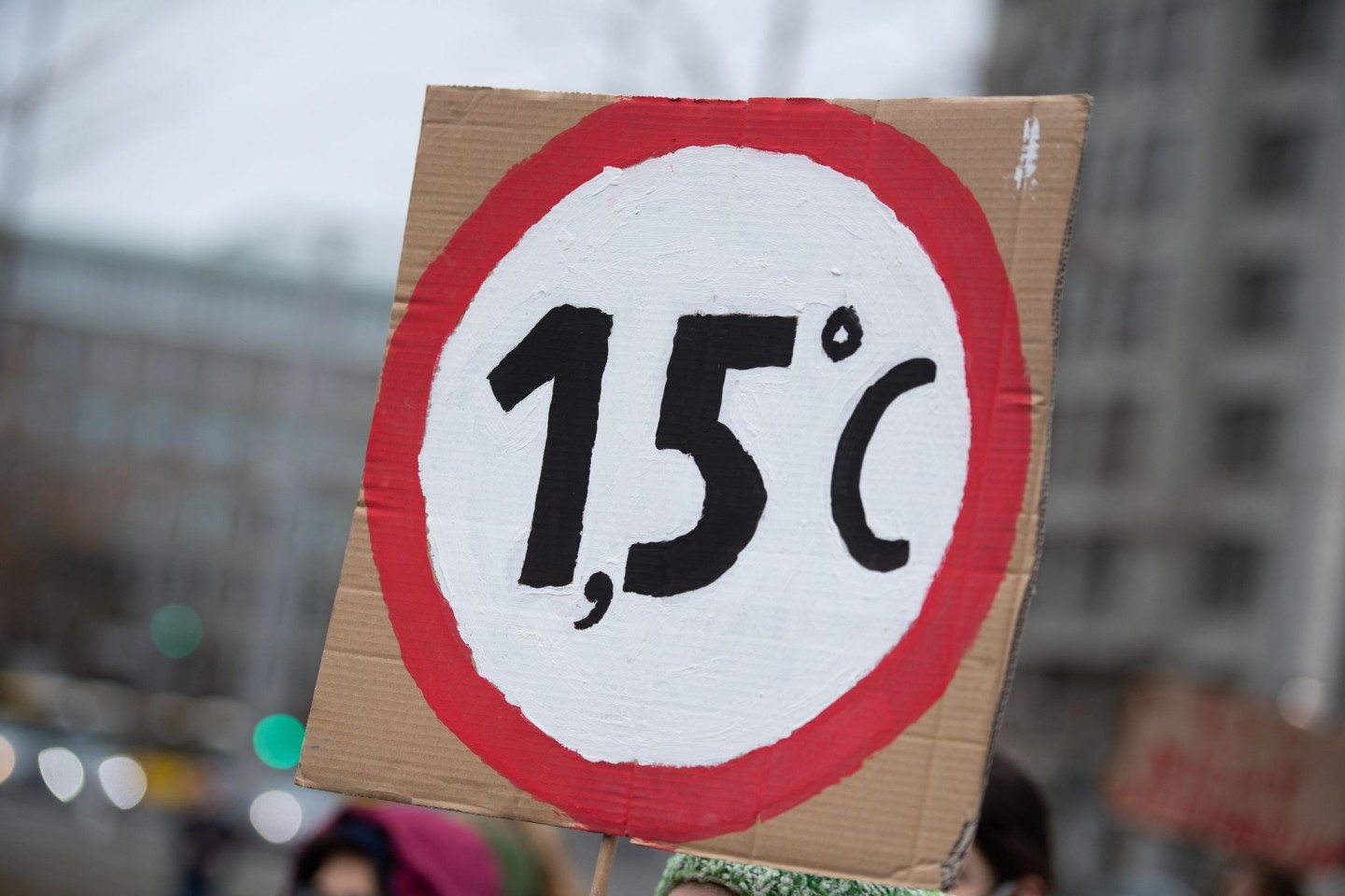 Klimaaktivisten fordern die Einhaltung des 1,5-Grad-Ziels - doch das wird nicht klappen, so eine neue Studie.
