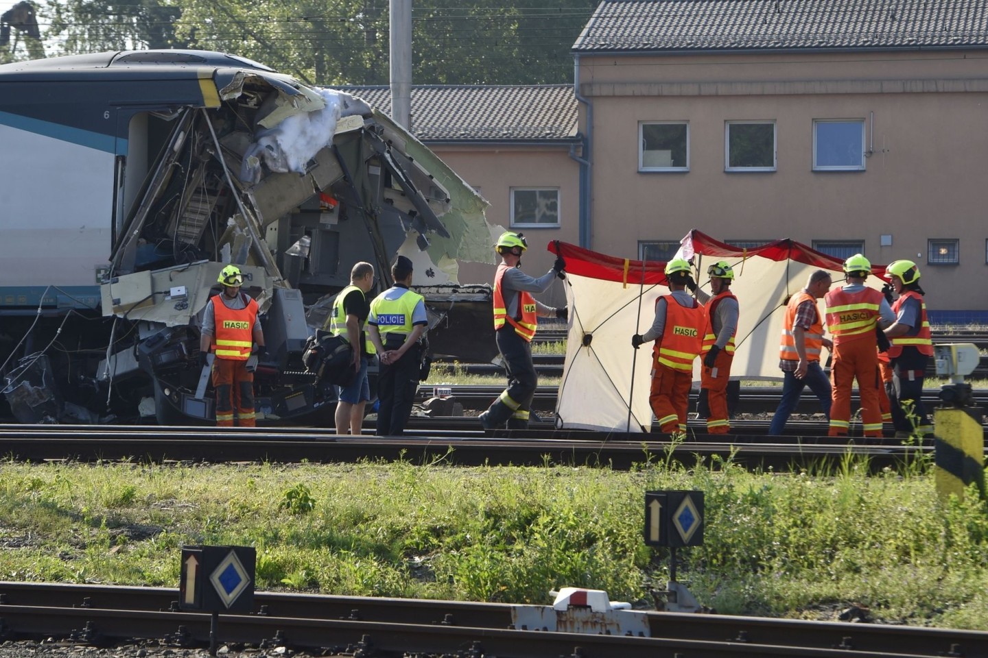 Einsatzkräfte stehen neben einem beschädigten Pendolino-Schnellzug. Im tschechischen Grenzbahnhof Bohumin ist es zu einem tödlichen Zugunfall gekommen.