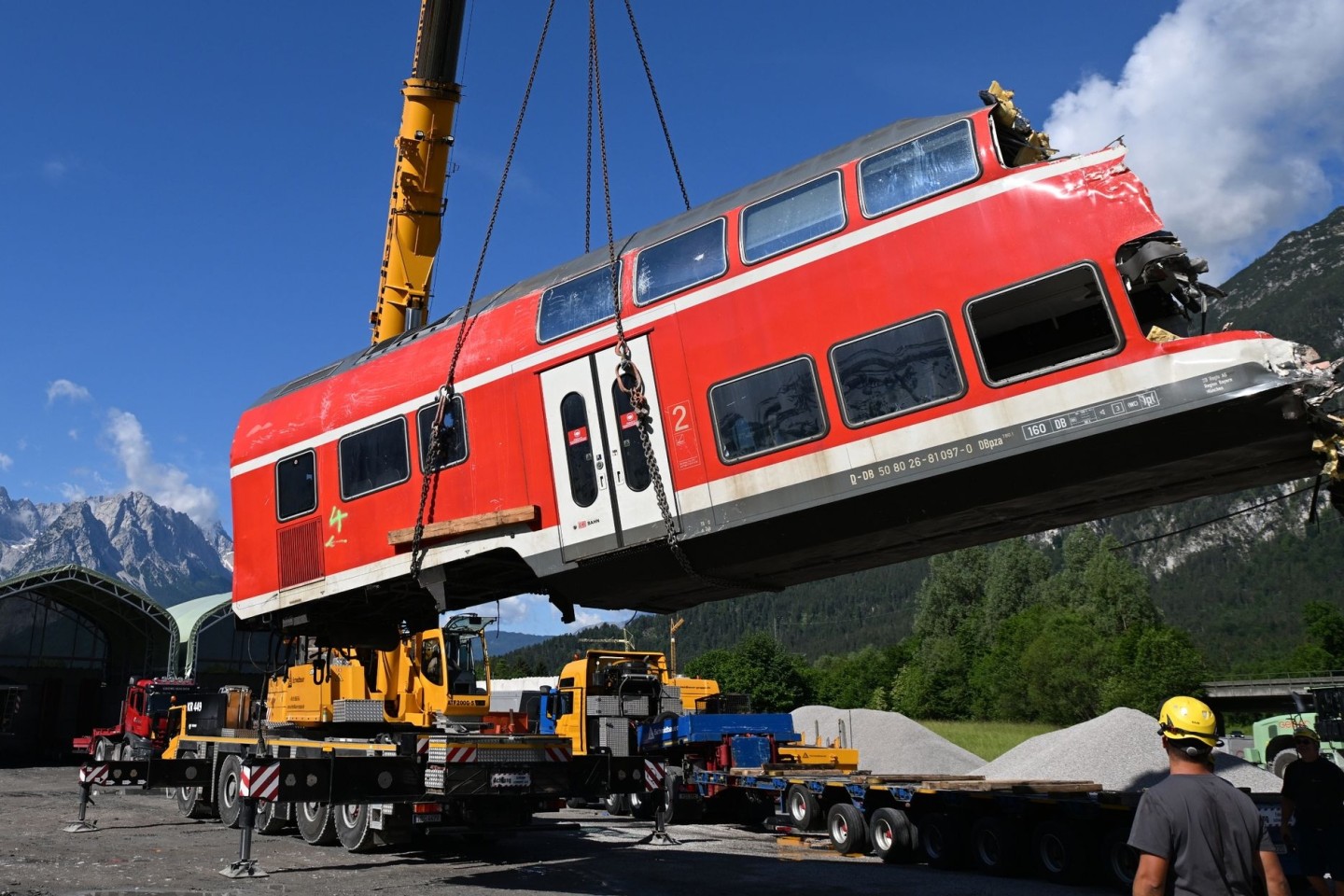 Ein auseinandergeschnittenes Waggonteil wird nach dem tödlichen Zugunglück in Garmisch-Partenkirchen vom Laster gehoben und gelagert.