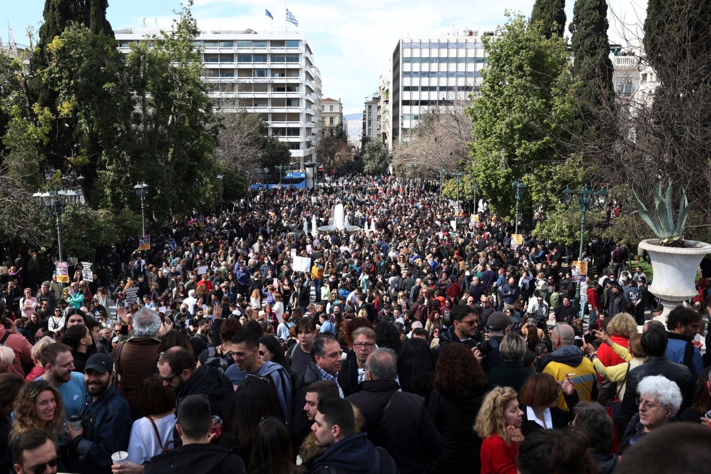 Demonstration gegen die Zustände bei der Bahn auf dem Syntagma-Platz in Athen: Immer neue Details zeigen, wie schwer das Versagen der Bahn und der Behörden war, das zu dem Frontalzusammens...