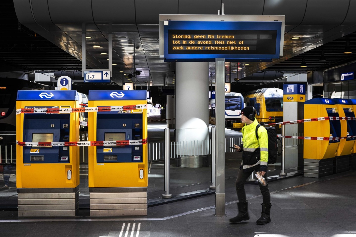 Abgesperrte Automaten in Den Haag: Nach Angabe der staatlichen Bahngesellschaft NS ist der Bahnverkehr in den Niederlanden am Sonntagnachmittag wegen einer technischen Störung weitgehend zu...