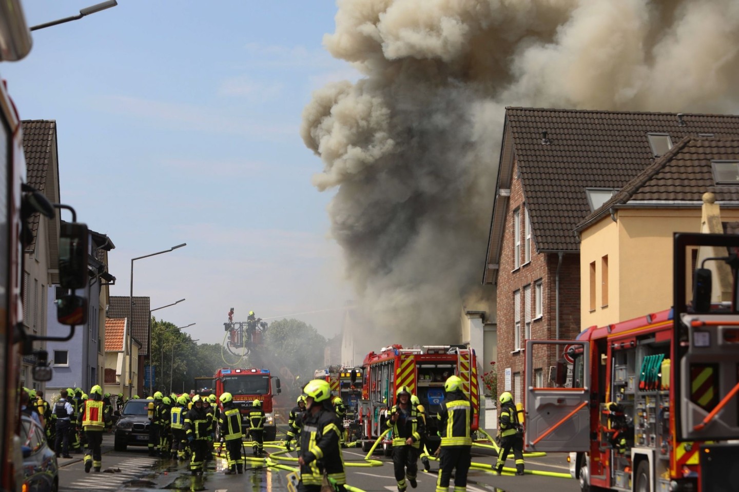 Rauch und Flammen schlagen aus dem Motorradladen in Sankt Augustin.