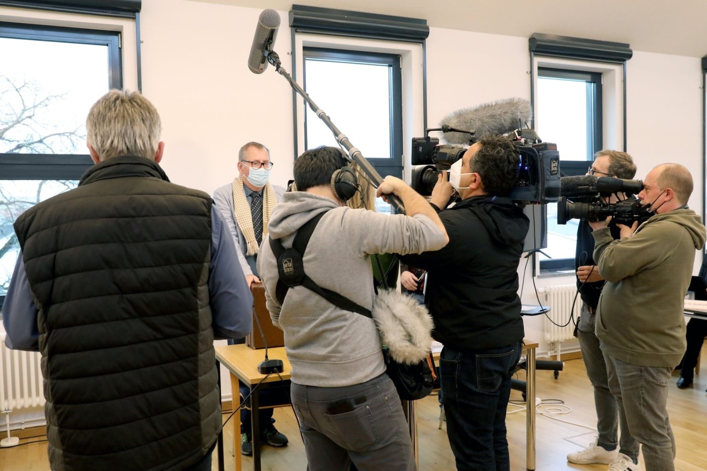 Vor Beginn des Prozesses gegen die Mutter nach dem gewaltsamen Tod der sechsjährigen Leonie aus Torgelow sprechen Journalisten mit dem Anwalt Falk-Ingo Flöter, der dem leiblichen Vater (Ne...