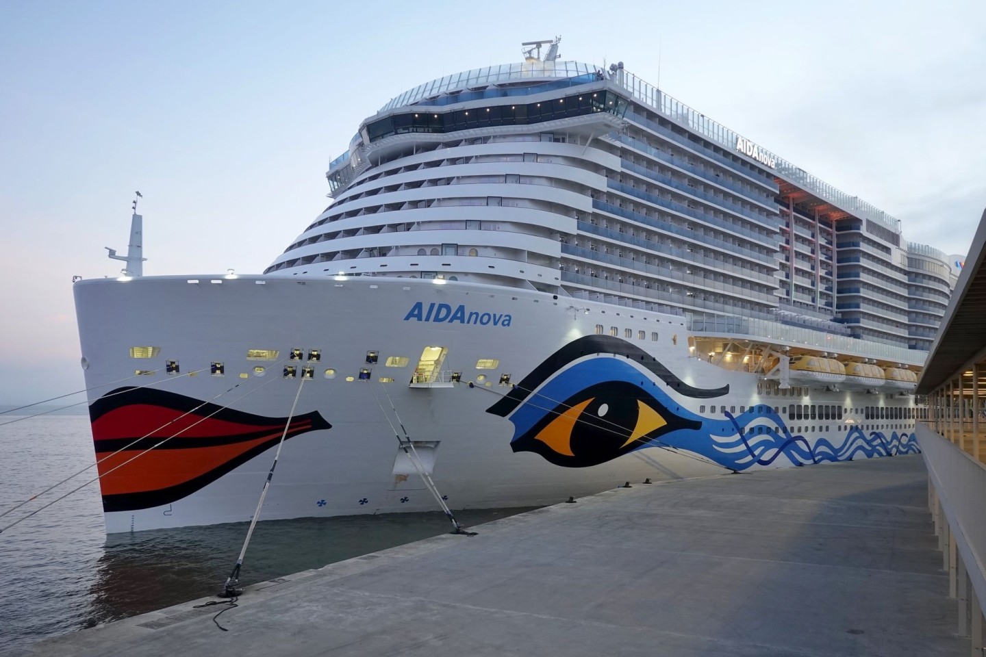 Die «Aida Nova» im Kreuzfahrtterminal am Hafen von Lissabon.