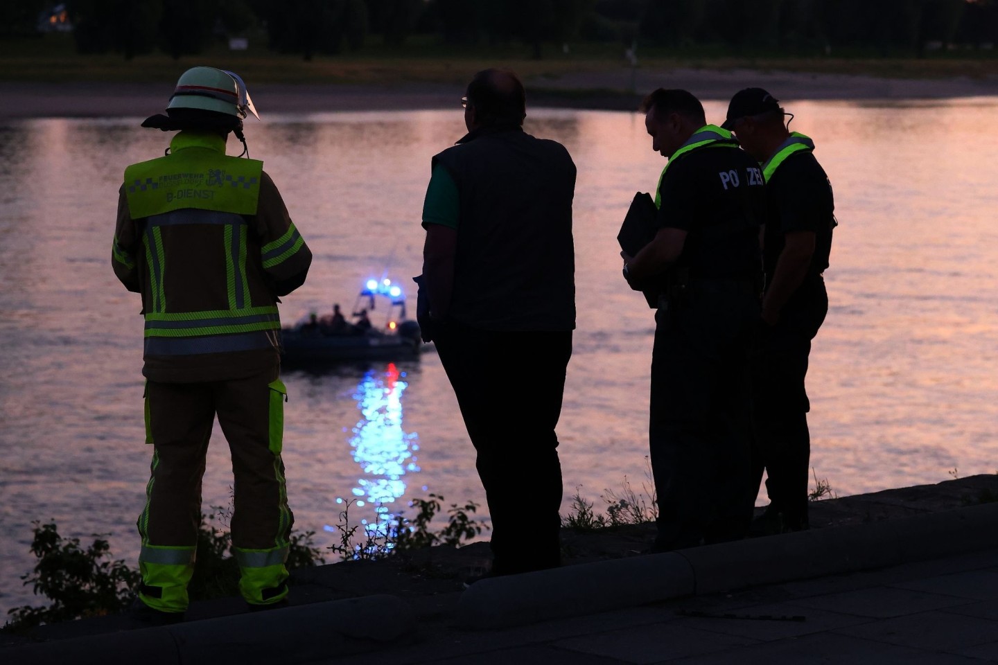 Glück im Unglück: Zwei Frauen konnten sich aus einem im Rhein versinkenden Auto retten.