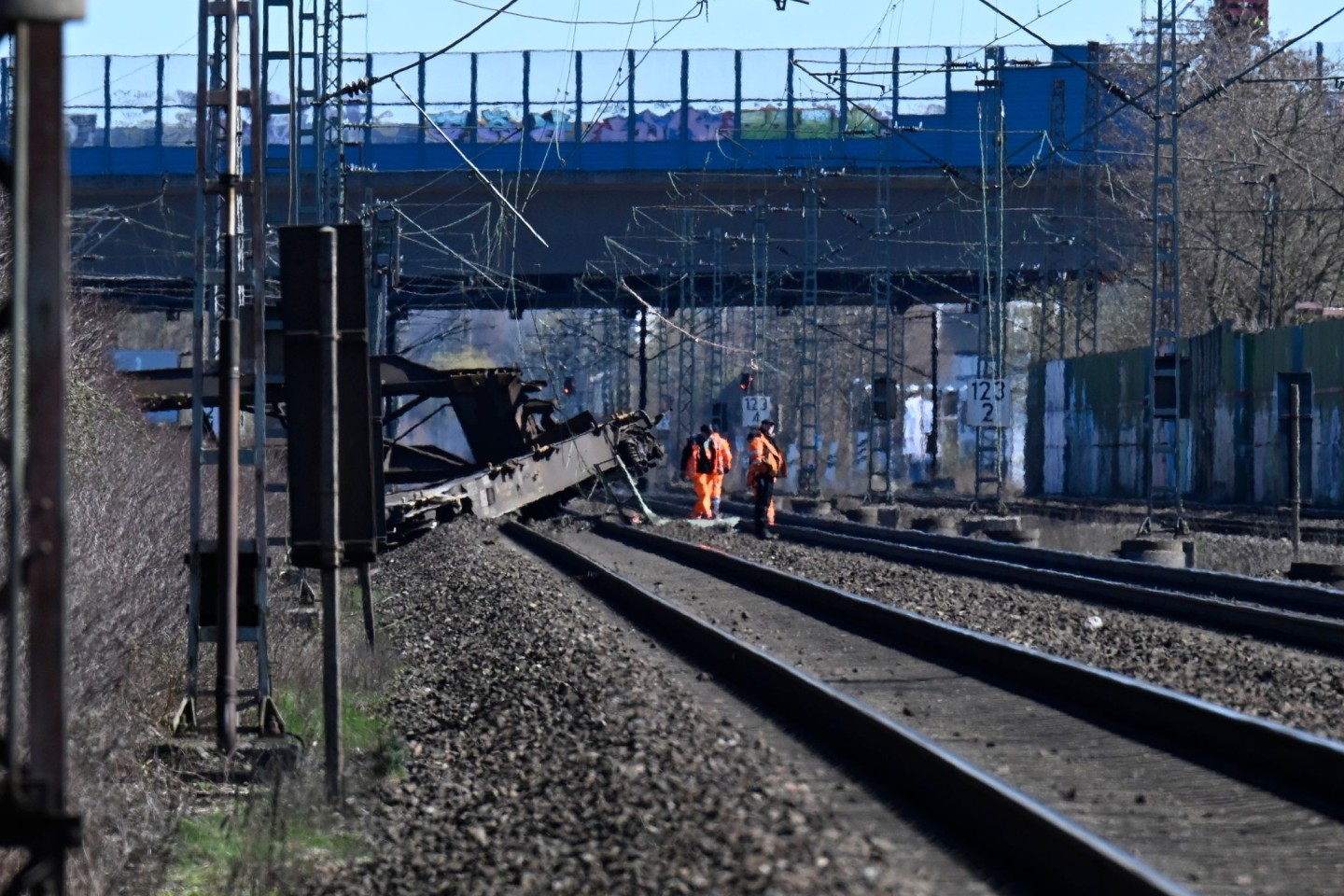 Am Bahnhof Wuppertal-Langerfeld ist ein Güterwaggon aus den Gleisen gesprungen.