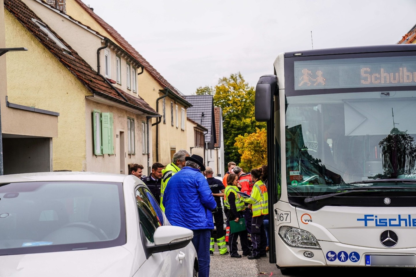 Einsatzkräfte kümmern sich um Verletzte nach dem Unfall mit einem Schulbus in Plochingen (Kreis Esslingen).