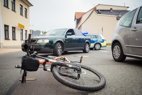 Unbekannter Pkw-Fahrer kollidiert mit zehnjährigem Radfahrer