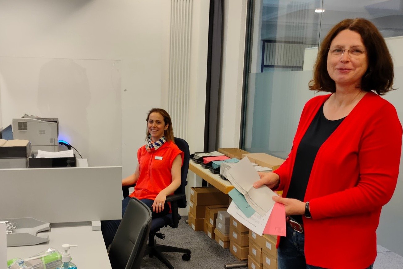Olgha Malki und Martina Naujok bearbeiten im Wahlamt die Anträge auf Briefwahl